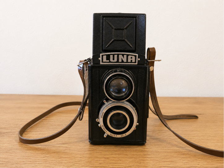 מצלמת וינטג׳ מתוך אוסף Vintage Shop
